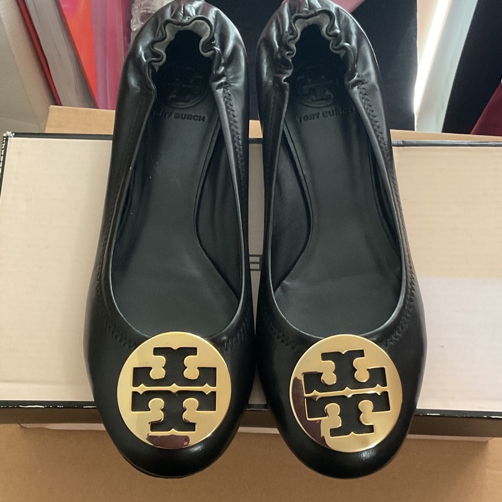 Tory Burch Women's Flats in Black with Gold Emblem